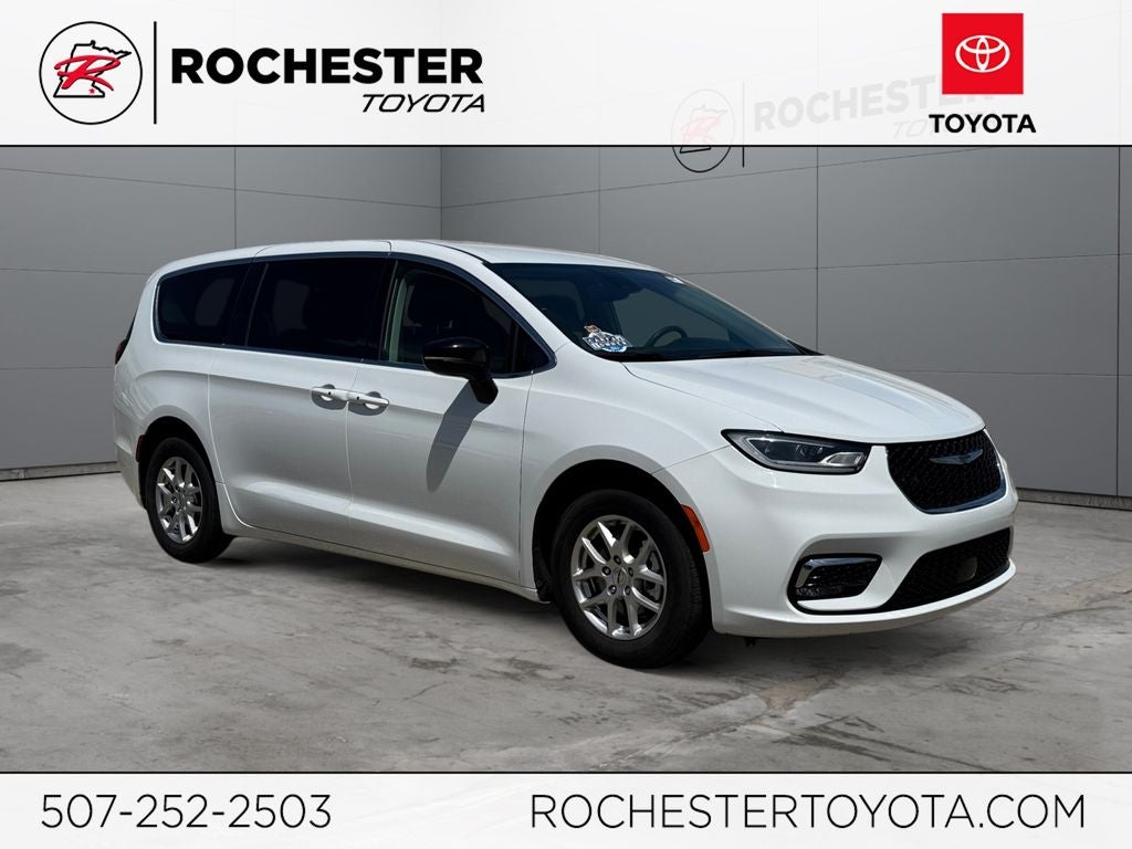 2024 Chrysler Pacifica Touring L's photo