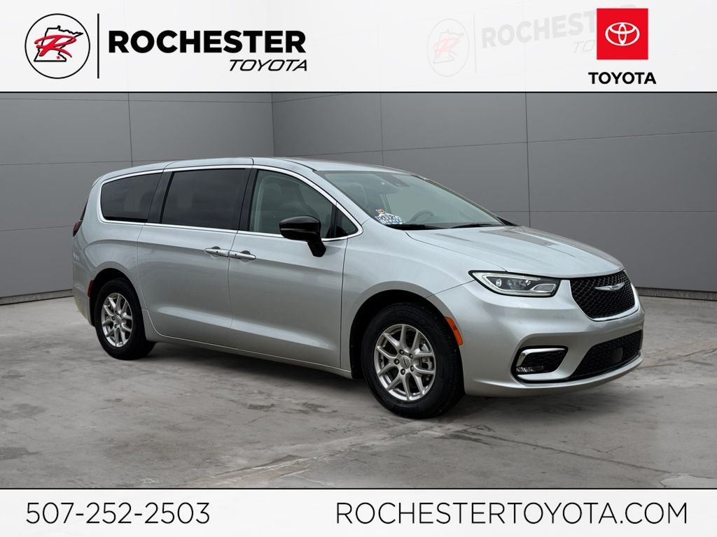 2024 Chrysler Pacifica Touring L's photo