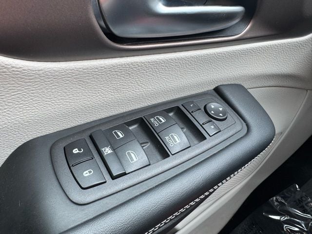 2023 Chrysler Voyager LX FWD