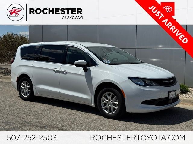 2023 Chrysler Voyager LX's photo