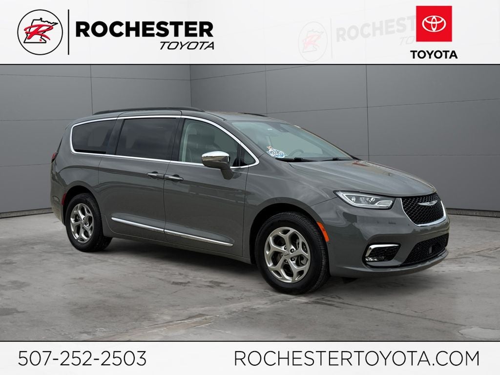 2022 Chrysler Pacifica Limited's photo