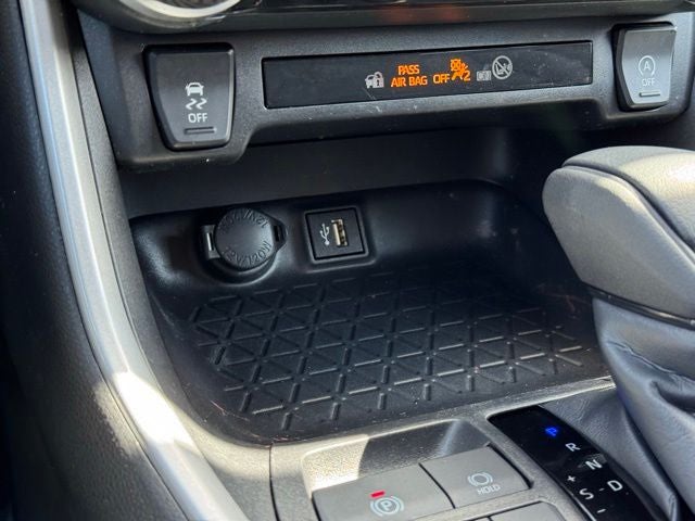 2025 Toyota RAV4 XLE - Photo 13