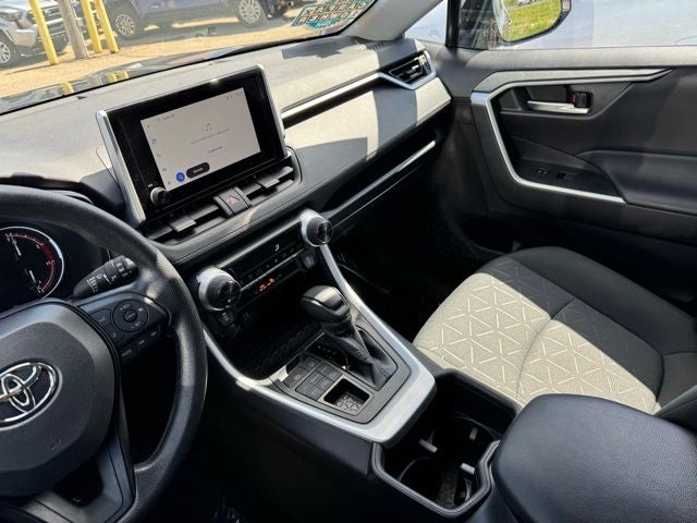 2025 Toyota RAV4 XLE - Photo 14