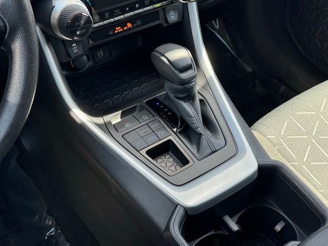2025 Toyota RAV4 XLE - Photo 15