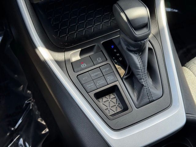 2025 Toyota RAV4 XLE - Photo 16