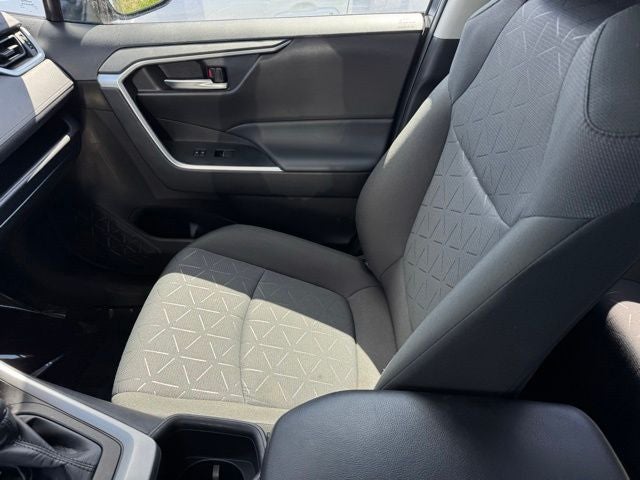 2025 Toyota RAV4 XLE - Photo 22