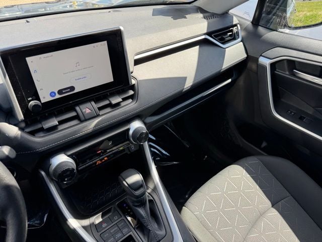 2025 Toyota RAV4 XLE - Photo 23