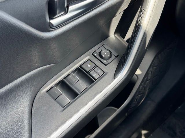 2025 Toyota RAV4 XLE - Photo 31