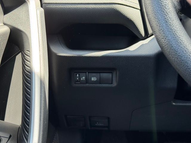 2025 Toyota RAV4 XLE - Photo 32