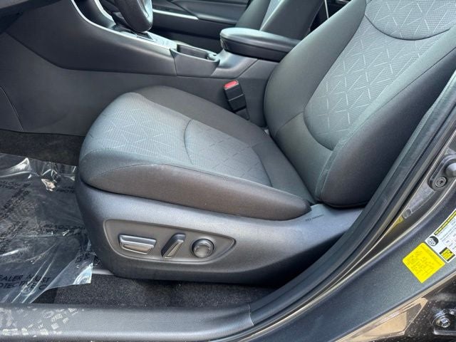 2025 Toyota RAV4 XLE - Photo 8