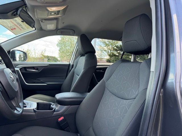 2025 Toyota RAV4 XLE - Photo 9