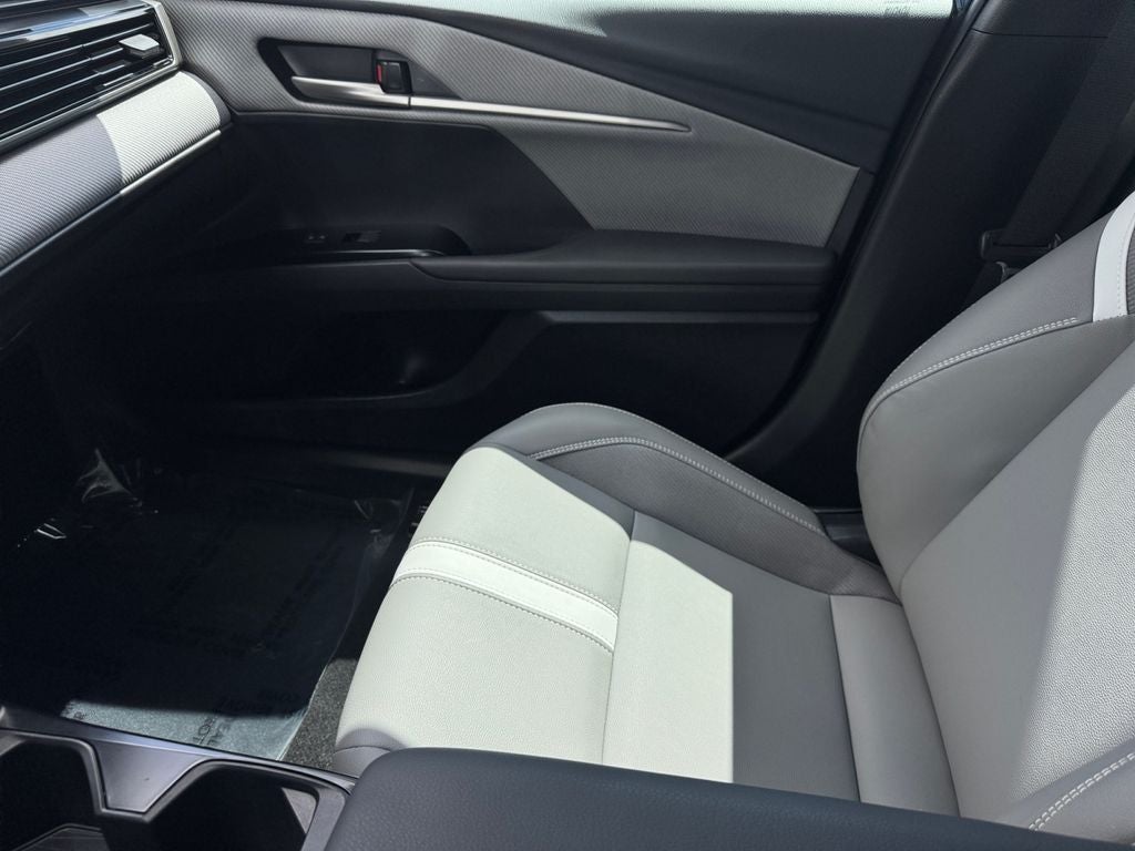2025 Toyota Camry SE - Photo 30
