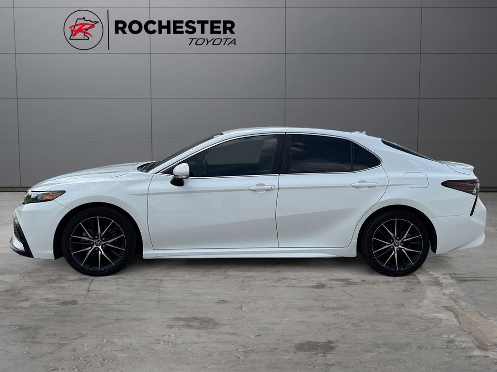 Used 2022 Toyota Camry SE with VIN 4T1G11AK4NU069867 for sale in Rochester, Minnesota