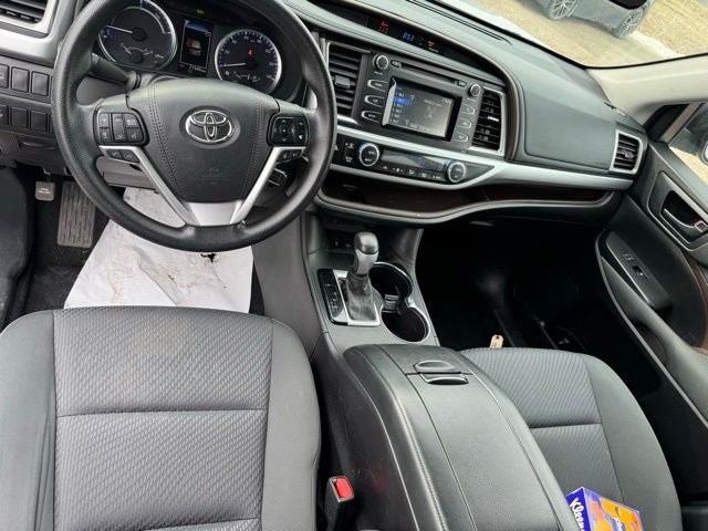 Used 2017 Toyota Highlander LE with VIN 5TDBGRFH8HS034833 for sale in Rochester, Minnesota