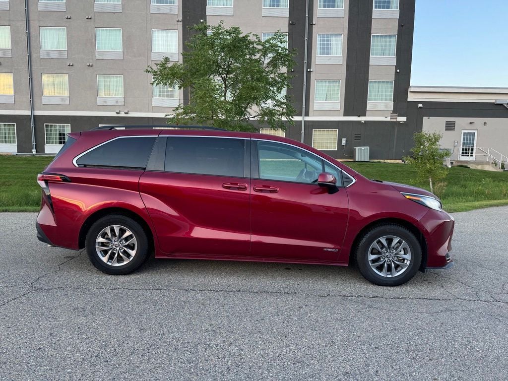 2021 Toyota Sienna LE 8 Passenger
