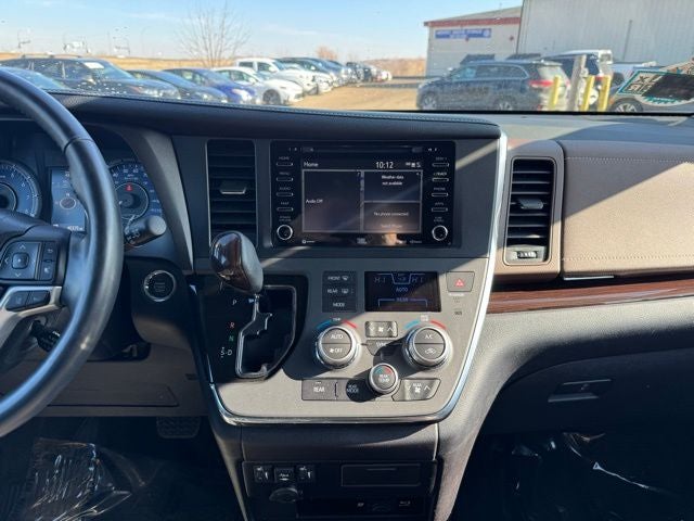 Used 2018 Toyota Sienna Limited with VIN 5TDDZ3DC2JS207100 for sale in Rochester, Minnesota