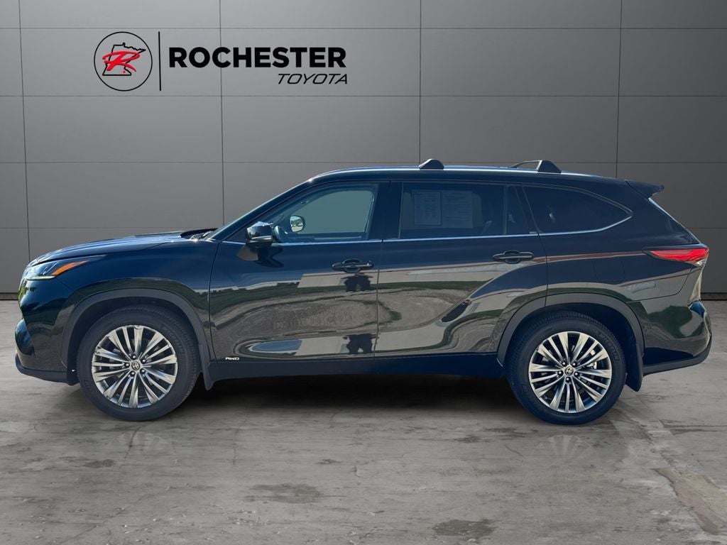 Used 2022 Toyota Highlander Platinum with VIN 5TDEBRCH8NS082179 for sale in Rochester, Minnesota