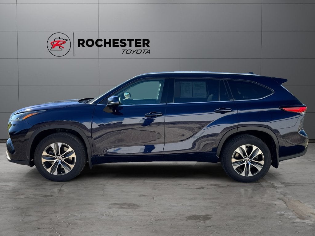 Used 2022 Toyota Highlander XLE with VIN 5TDGBRCH1NS549564 for sale in Rochester, Minnesota
