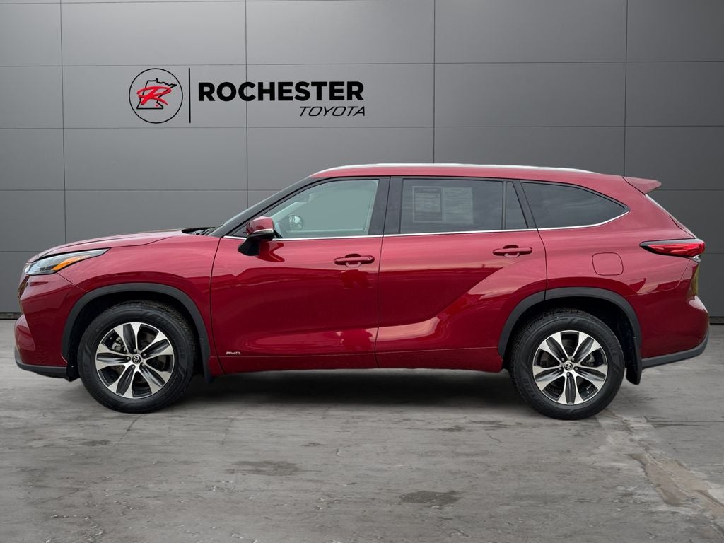 Used 2022 Toyota Highlander XLE with VIN 5TDGBRCH5NS538146 for sale in Rochester, Minnesota