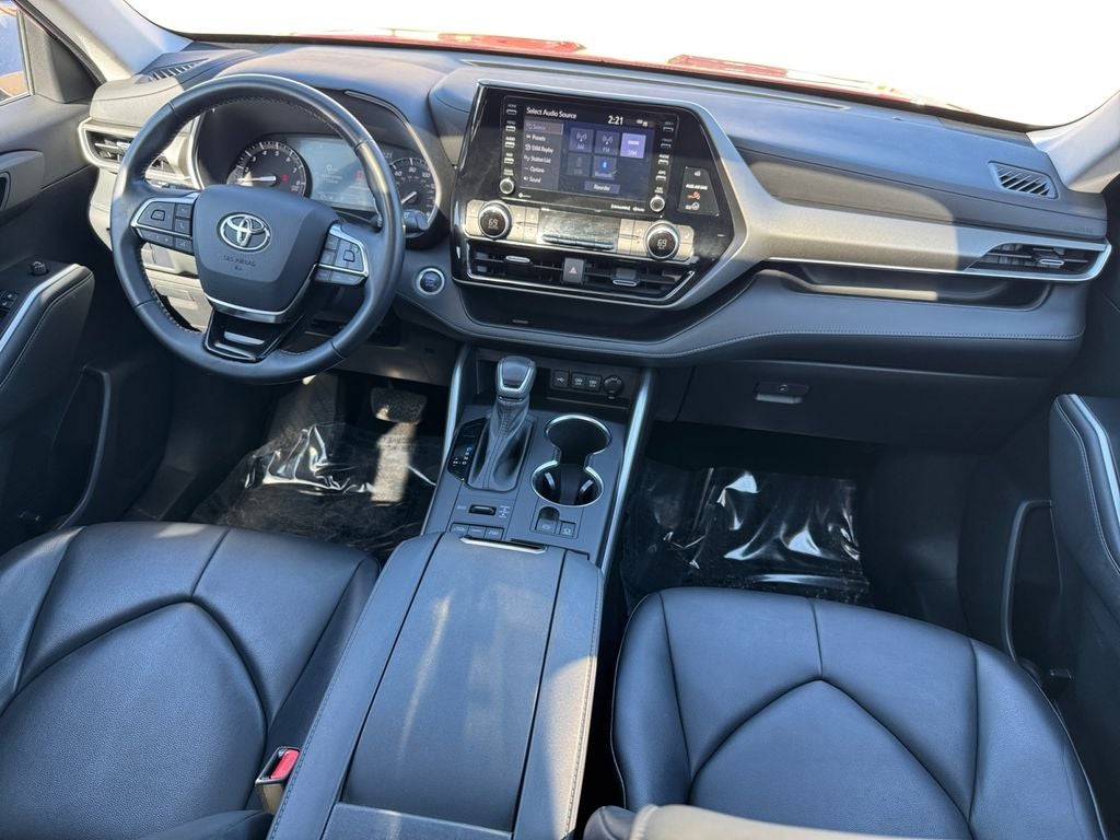 Used 2021 Toyota Highlander XLE with VIN 5TDGZRBH0MS548157 for sale in Rochester, Minnesota