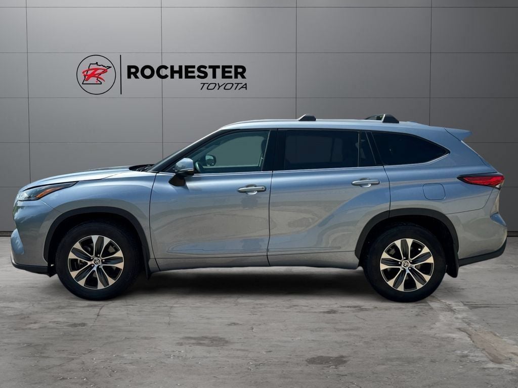 Used 2022 Toyota Highlander XLE with VIN 5TDGZRBH5NS173898 for sale in Rochester, Minnesota