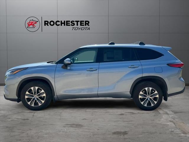Used 2022 Toyota Highlander XLE with VIN 5TDGZRBH6NS227001 for sale in Rochester, Minnesota
