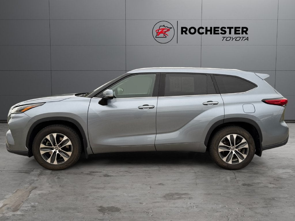 Used 2021 Toyota Highlander XLE with VIN 5TDGZRBH7MS061697 for sale in Rochester, Minnesota