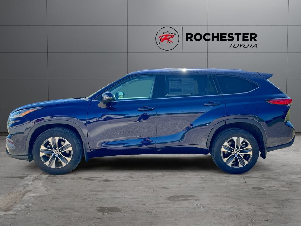 Used 2022 Toyota Highlander XLE with VIN 5TDGZRBH7NS579553 for sale in Rochester, Minnesota