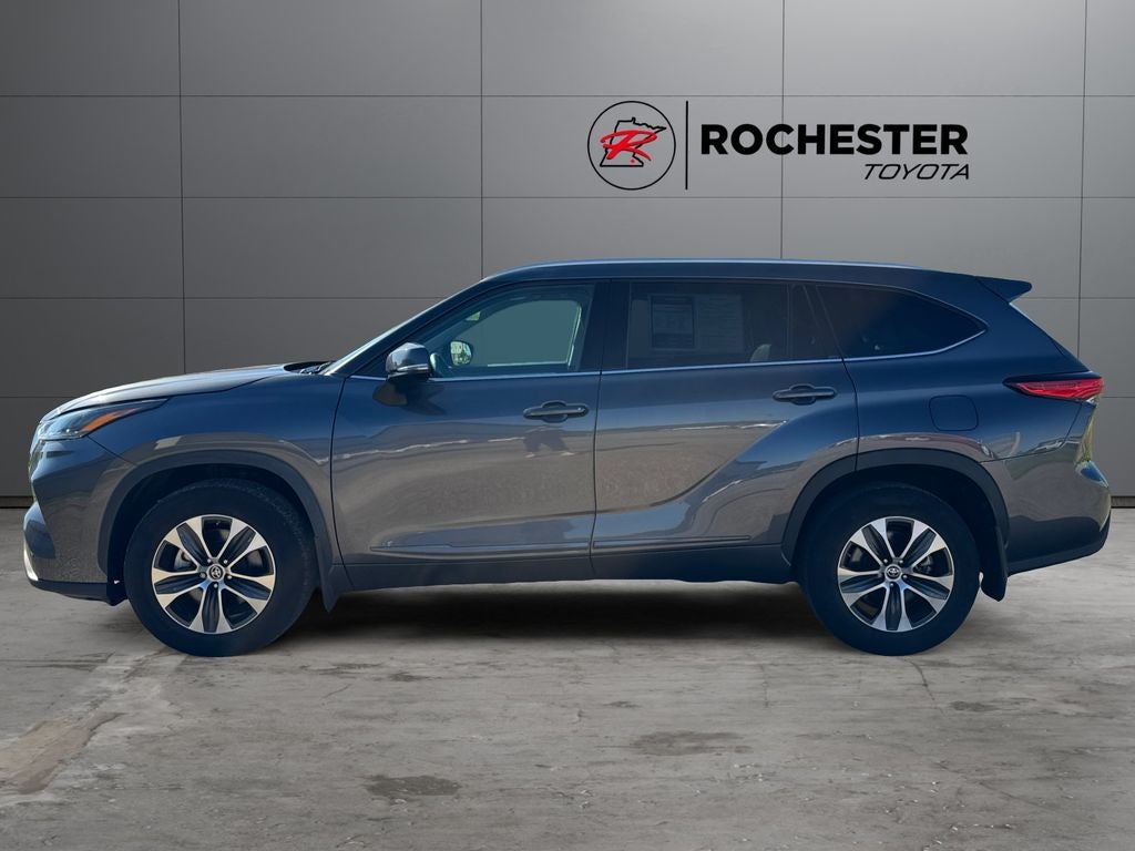 Used 2022 Toyota Highlander XLE with VIN 5TDGZRBH7NS583151 for sale in Rochester, Minnesota