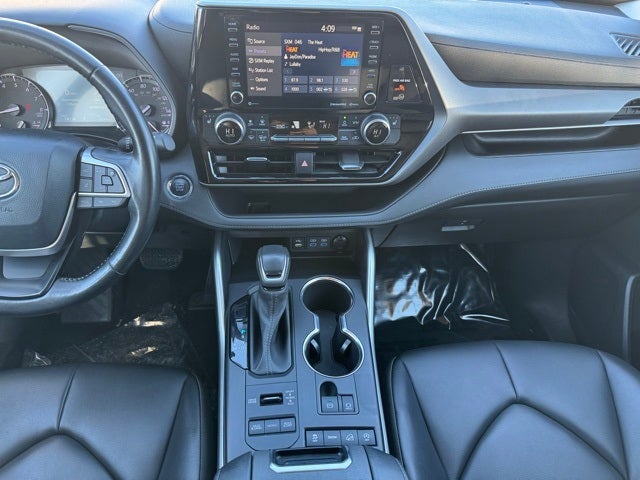 Used 2022 Toyota Highlander XLE with VIN 5TDGZRBH8NS214010 for sale in Rochester, Minnesota