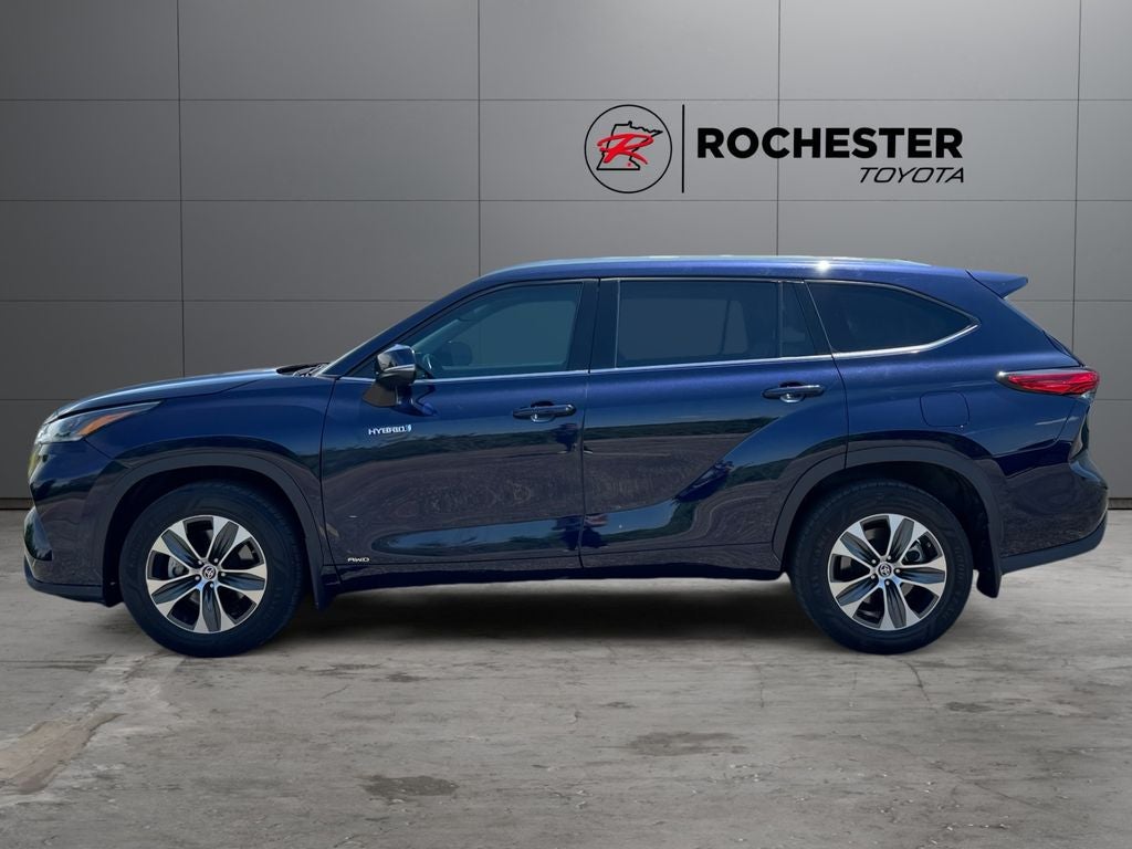 Used 2021 Toyota Highlander XLE with VIN 5TDHBRCH0MS536890 for sale in Rochester, Minnesota