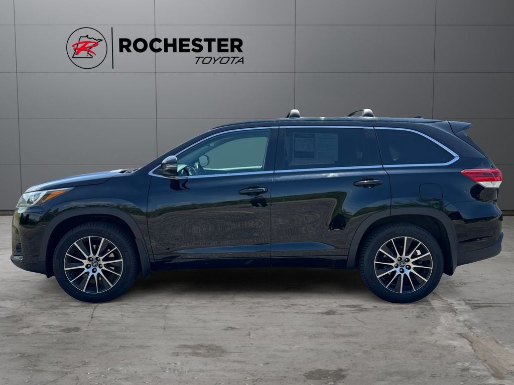 Used 2017 Toyota Highlander SE with VIN 5TDJZRFH1HS419172 for sale in Rochester, Minnesota
