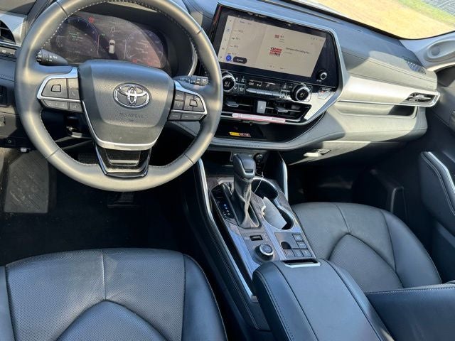 Used 2025 Toyota Highlander Platinum with VIN 5TDKDRBH7SS586717 for sale in Rochester, Minnesota