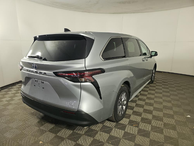2025 Toyota Sienna LE 8 Passenger