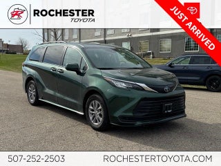 2022 Toyota Sienna LE 8 Passenger