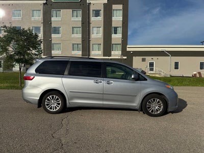2015 Toyota Sienna XLE 8 Passenger