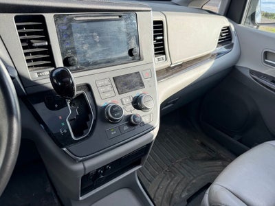 2015 Toyota Sienna XLE 8 Passenger