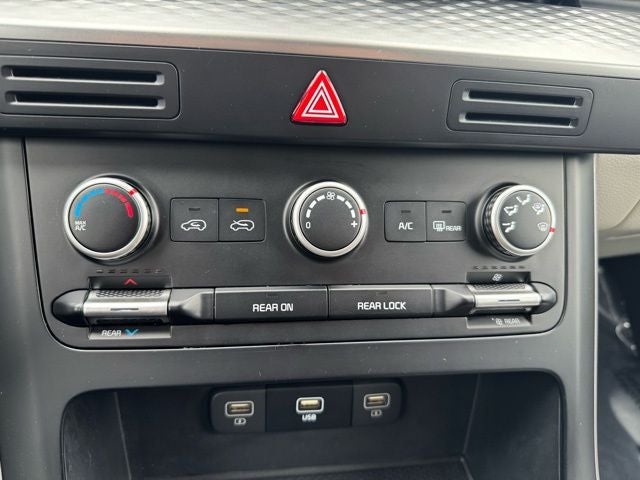 2024 Kia Carnival LX FWD