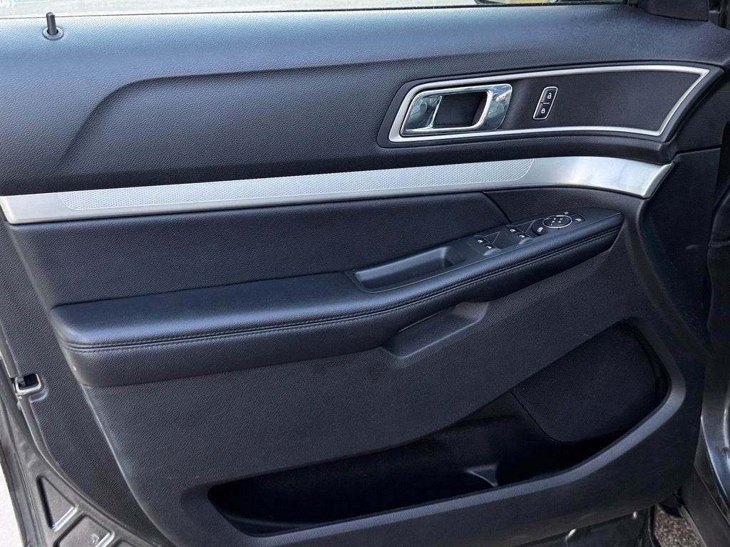 2017 Ford Explorer XLT w/2nd Row Bench