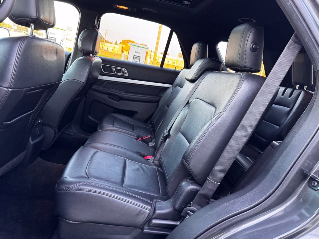 2017 Ford Explorer XLT w/2nd Row Bench