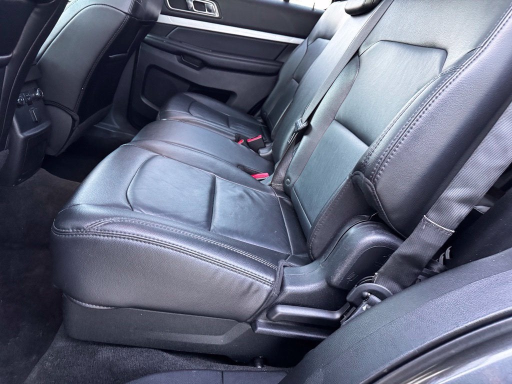 2017 Ford Explorer XLT w/2nd Row Bench
