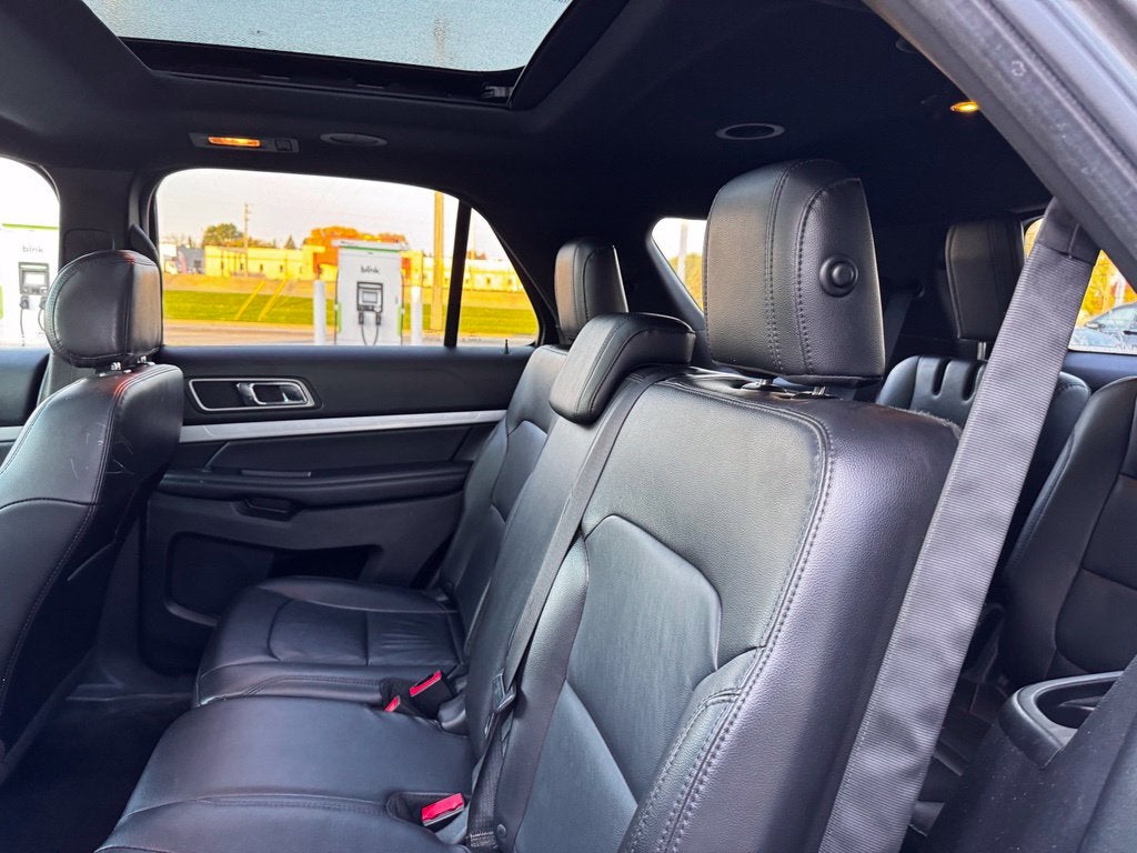 2017 Ford Explorer XLT w/2nd Row Bench