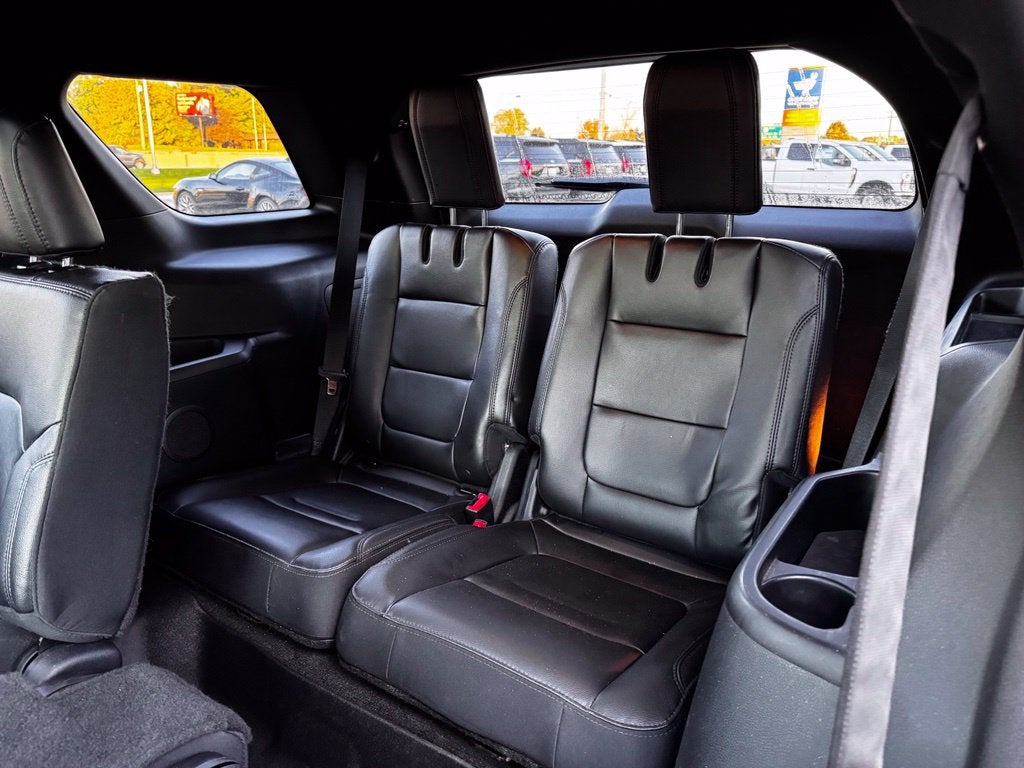 2017 Ford Explorer XLT w/2nd Row Bench