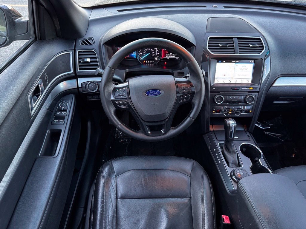 2017 Ford Explorer XLT w/2nd Row Bench