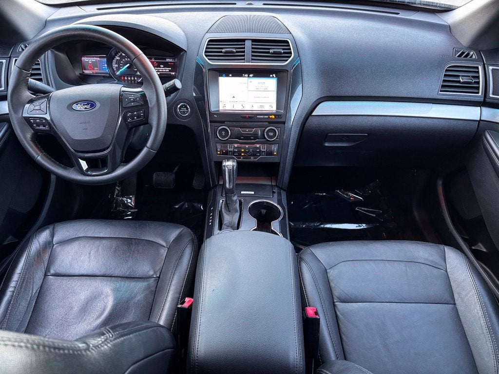 2017 Ford Explorer XLT w/2nd Row Bench