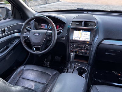 2017 Ford Explorer XLT w/2nd Row Bench