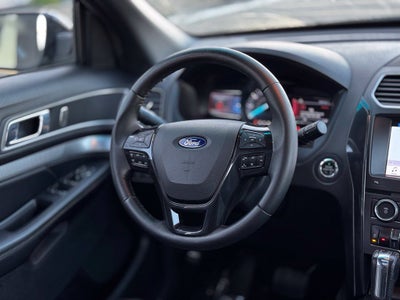 2017 Ford Explorer XLT w/2nd Row Bench