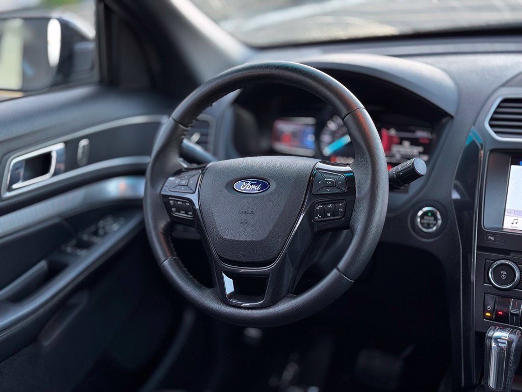 2017 Ford Explorer XLT w/2nd Row Bench