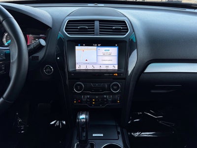2017 Ford Explorer XLT w/2nd Row Bench
