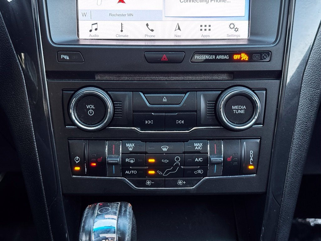 2017 Ford Explorer XLT w/2nd Row Bench